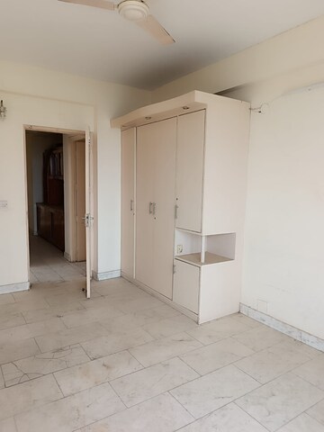 Room in 4 BHK Apartment at DLF Oakwood Estate, Dlf Phase ii – for Rent