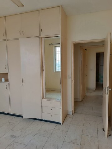 Building Lobby in 4 BHK Apartment at DLF Oakwood Estate, Dlf Phase ii – for Rent