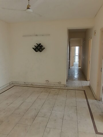 Room in 4 BHK Apartment at DLF Oakwood Estate, Dlf Phase ii – for Rent