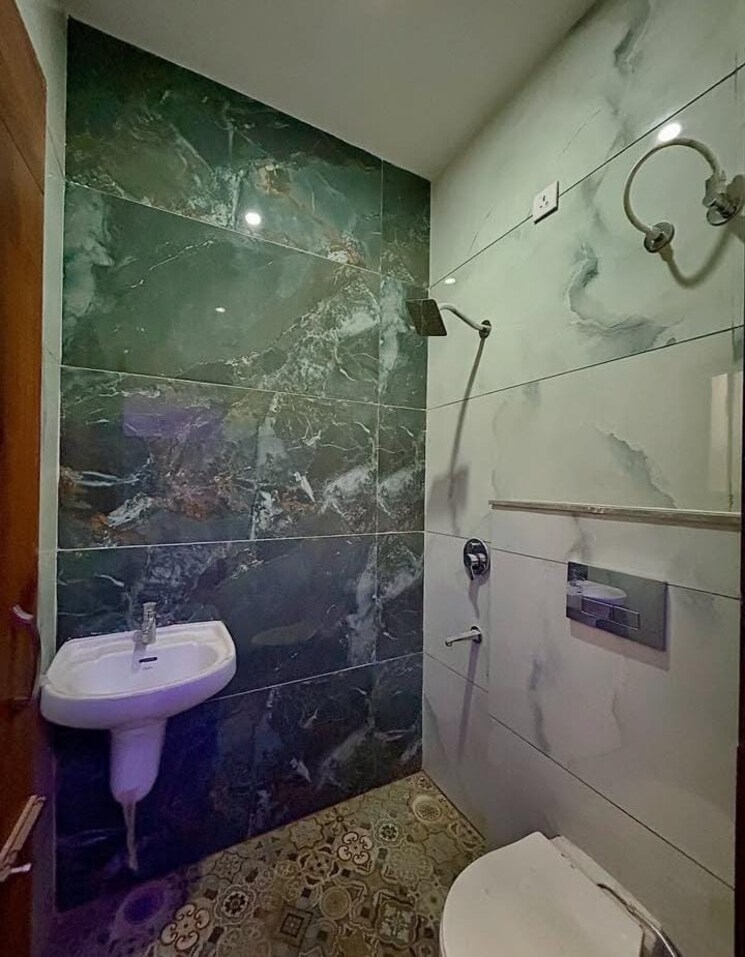 Bathroom, sector 33 3 Bedroom 2250 Sq.Ft. Builder Floor In Sector 33 Faridabad 8907461