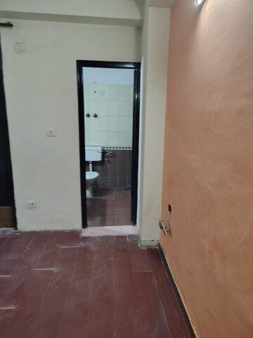 Room in 2 BHK Apartment at Amrapali Royal, Vaibhav Khand – for Rent