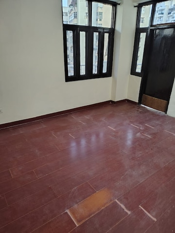 Room in 2 BHK Apartment at Amrapali Royal, Vaibhav Khand – for Rent