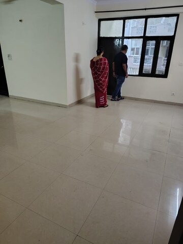 Room in 2 BHK Apartment at Amrapali Royal, Vaibhav Khand – for Rent