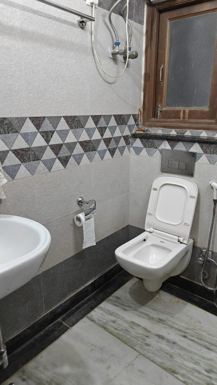 Bathroom, saket 2 Bedroom 1000 Sq.Ft. Builder Floor In Saket Delhi 8907605