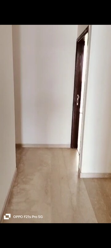 Room in 4 BHK Builder Floor at Dlf Phase iv – for Rent