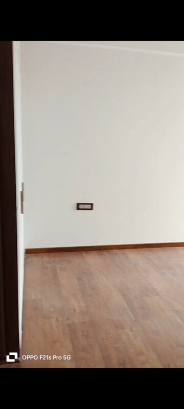 Room in 4 BHK Builder Floor at Dlf Phase iv – for Rent