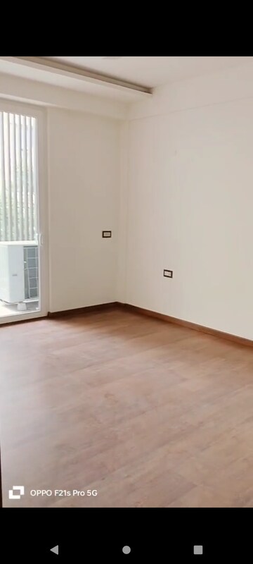 Room in 4 BHK Builder Floor at Dlf Phase iv – for Rent