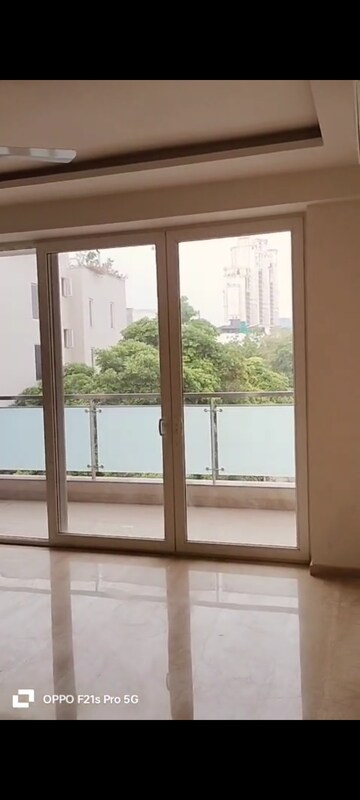 Room in 4 BHK Builder Floor at Dlf Phase iv – for Rent