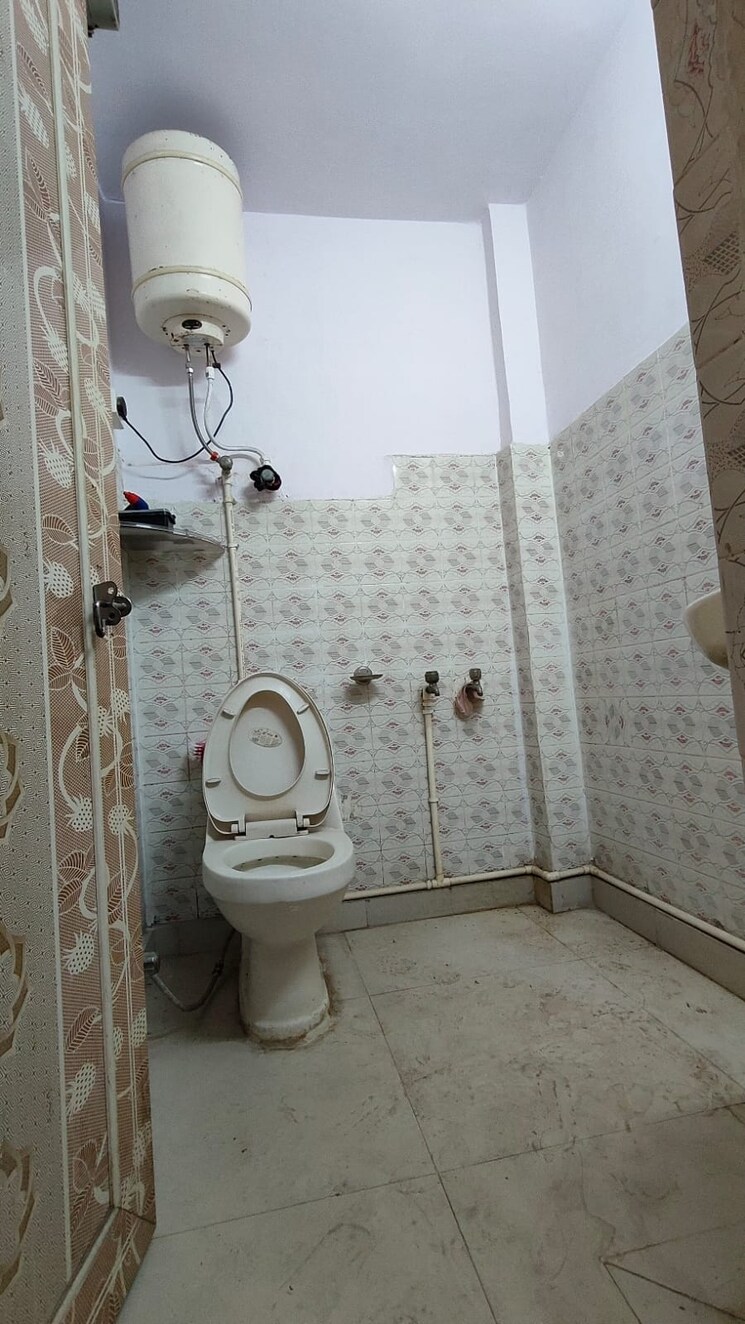 Bathroom, khirki extension 3 Bedroom 1200 Sq.Ft. Builder Floor In Khirki Extension Delhi 8907684