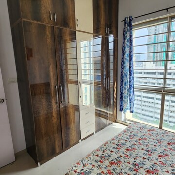 Room in 2 BHK Apartment at Sheth Avalon, Laxmi Nagar – for Rent