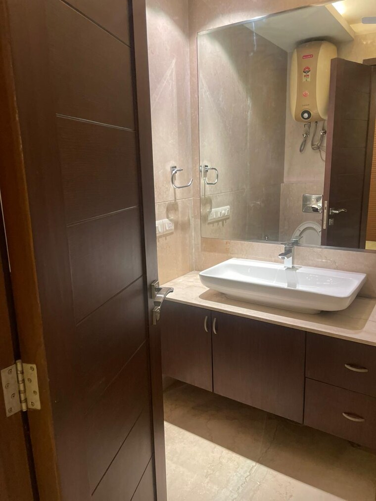 Bathroom, greater kailash i 3 Bedroom 250 Sq.Yd. Builder Floor In Greater Kailash I Delhi 8907953
