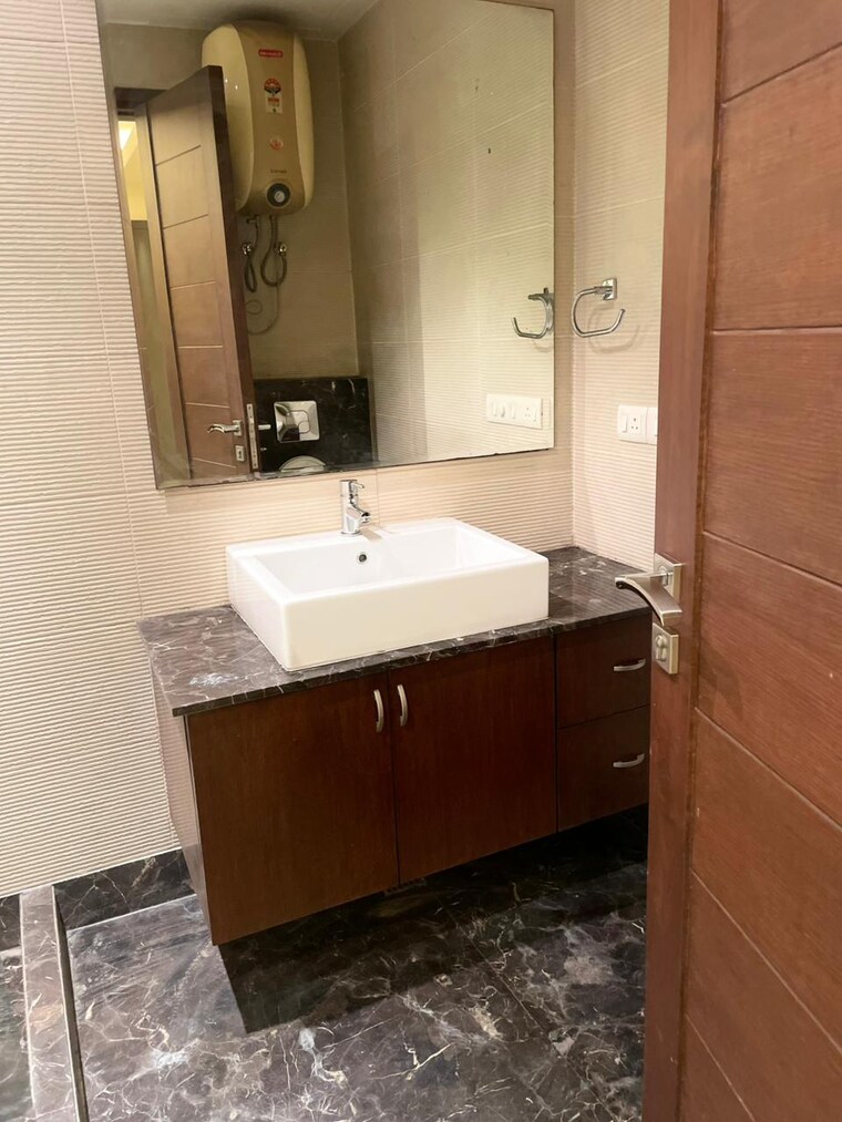 Bathroom, greater kailash i 3 Bedroom 250 Sq.Yd. Builder Floor In Greater Kailash I Delhi 8907953
