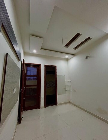 Building Lobby in 4 BHK Builder Floor at Sector 31 – for Rent