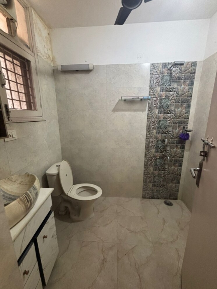 Bathroom, sector 57 3 Bedroom 250 Sq.Yd. Builder Floor In Sector 57 Gurgaon 8908041