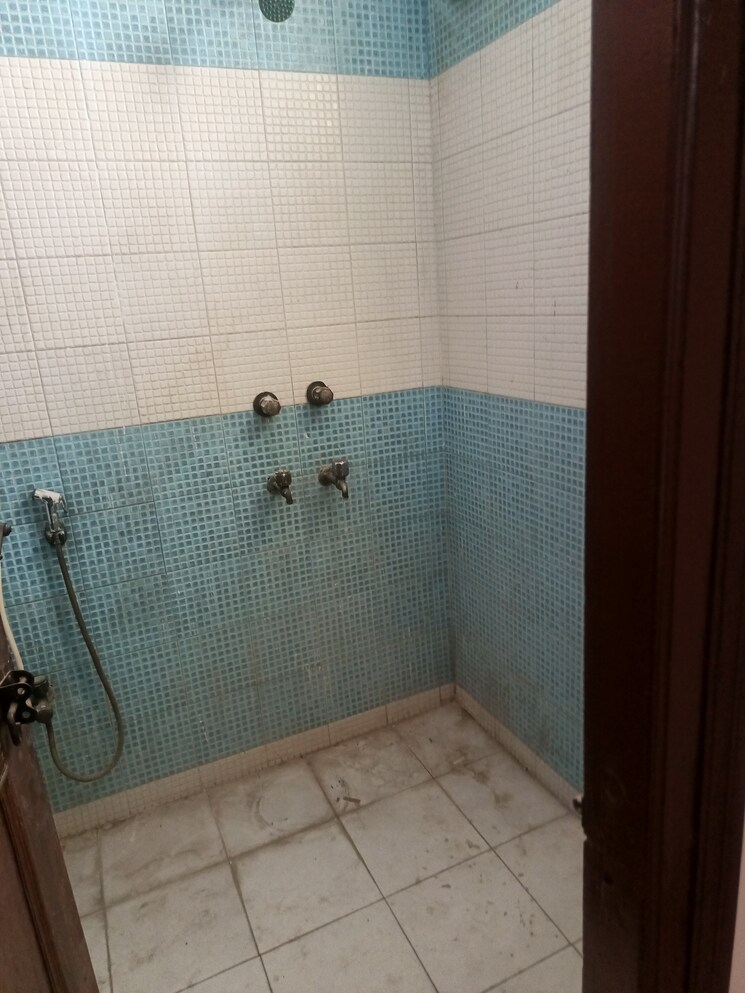 Bathroom, sector 36 2 Bedroom 210 Sq.Mt. Independent House In Sector 36 Noida 8908250