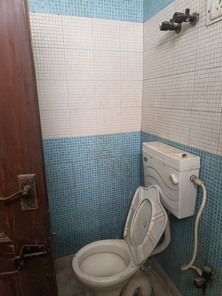 Bathroom, sector 36 2 Bedroom 210 Sq.Mt. Independent House In Sector 36 Noida 8908250