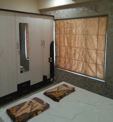 Room in 4 BHK Apartment at Thaltej – for Rent