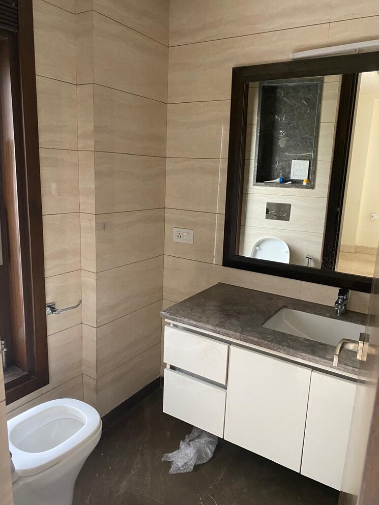 Bathroom, hauz khas 4 Bedroom 300 Sq.Yd. Builder Floor In Hauz Khas Delhi 8908294