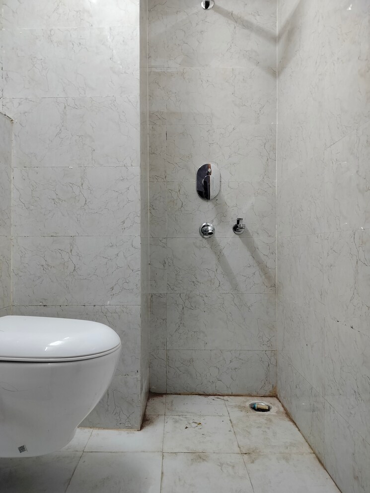 Bathroom, sarita vihar 2 Bedroom 700 Sq.Ft. Apartment In Sarita Vihar Delhi 8908399
