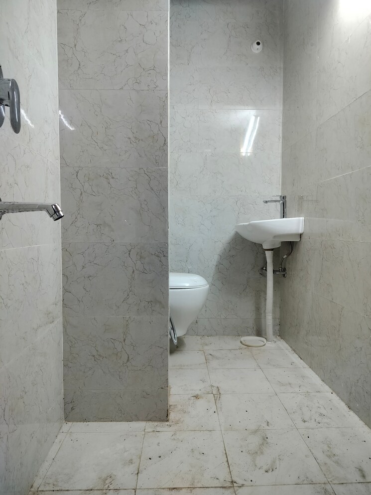 Bathroom, sarita vihar 2 Bedroom 700 Sq.Ft. Apartment In Sarita Vihar Delhi 8908399