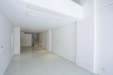 Room in  Shop at Dlf Phase ii – for Rent