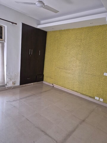 Room in 2 BHK Apartment at Unitech Uniworld Resorts-The Residences, Sector 33 – for Rent
