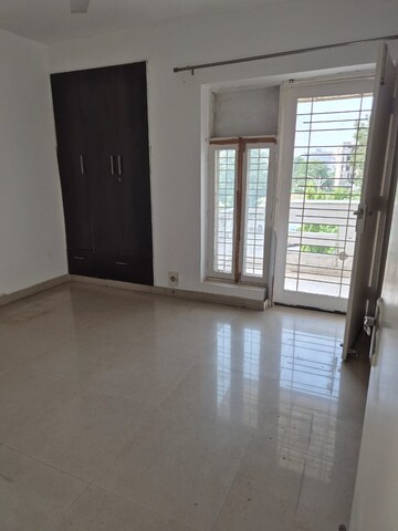 Room in 2 BHK Apartment at Unitech Uniworld Resorts-The Residences, Sector 33 – for Rent