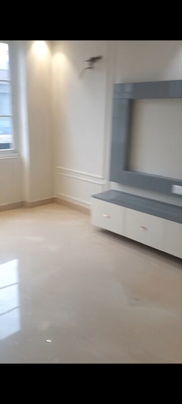 Room in 3 BHK Builder Floor at Surajmal Vihar – for Sale