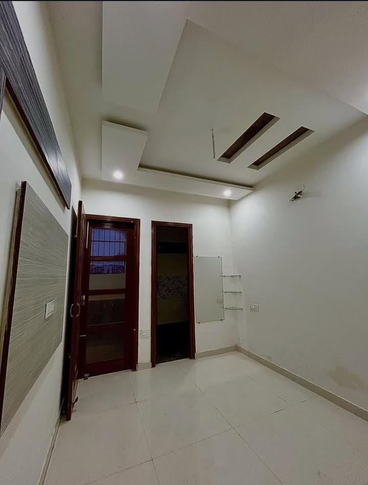4 BHK + Pooja Room,Extra Room Builder Floor For Sale in Building Floor 