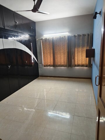 Room in 3 BHK Apartment at Thaltej – for Rent