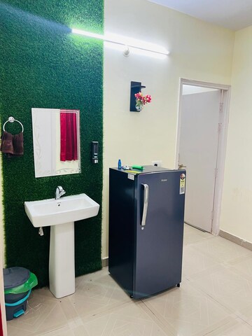 Master Bedroom in 3 BHK Apartment at Parsvnath Planet, Gomti Nagar – for Rent