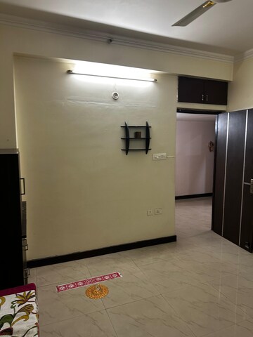 Room in 3 BHK Apartment at Parsvnath Planet, Gomti Nagar – for Rent