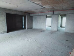 Room in 5 BHK Apartment at Andheri West – for Sale