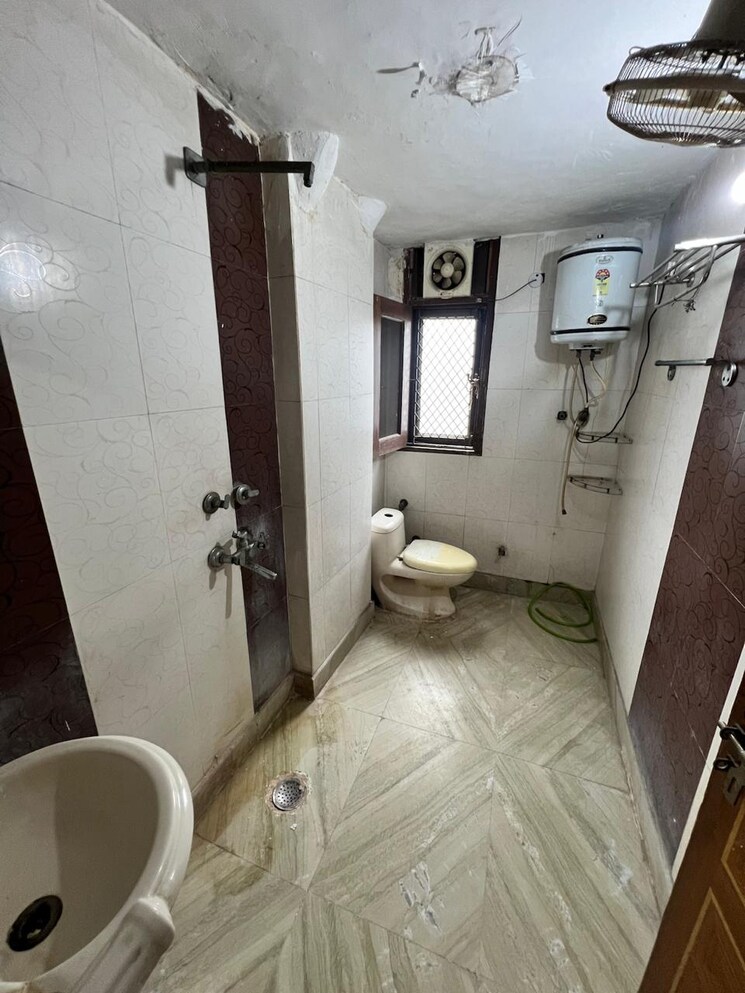 Bathroom, raj nagar 2 Bedroom 110 Sq.Yd. Builder Floor In Raj Nagar Delhi 8908356