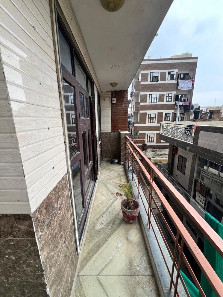 Balcony, raj nagar 2 Bedroom 110 Sq.Yd. Builder Floor In Raj Nagar Delhi 8908356