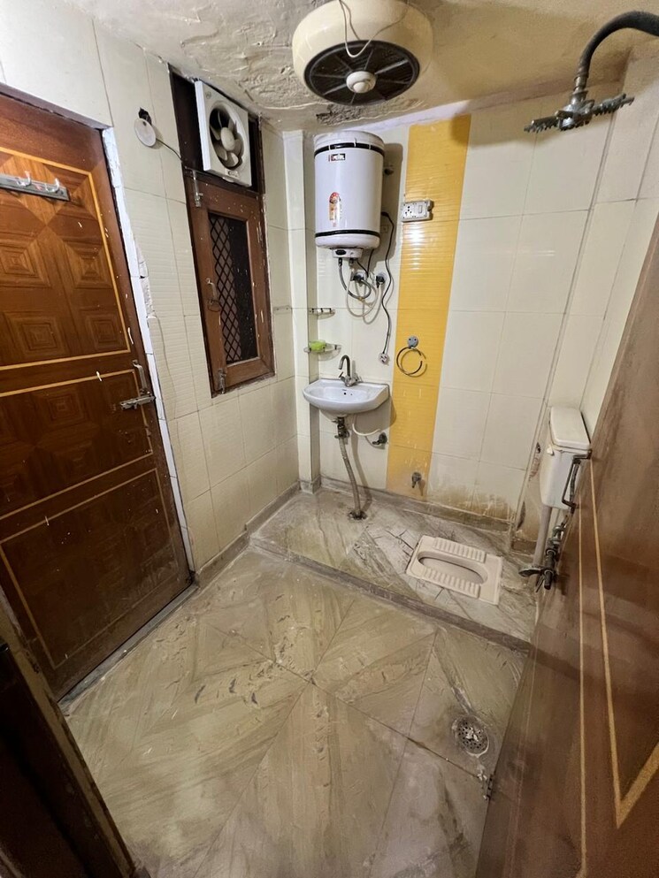 Bathroom, raj nagar 2 Bedroom 110 Sq.Yd. Builder Floor In Raj Nagar Delhi 8908356