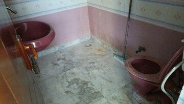 Bathroom in 2 BHK Builder Floor at Vaishali Sector 4 – for Rent