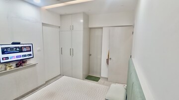 Room in 1.5 BHK Apartment at Crystal Paradise, Andheri West – for Rent