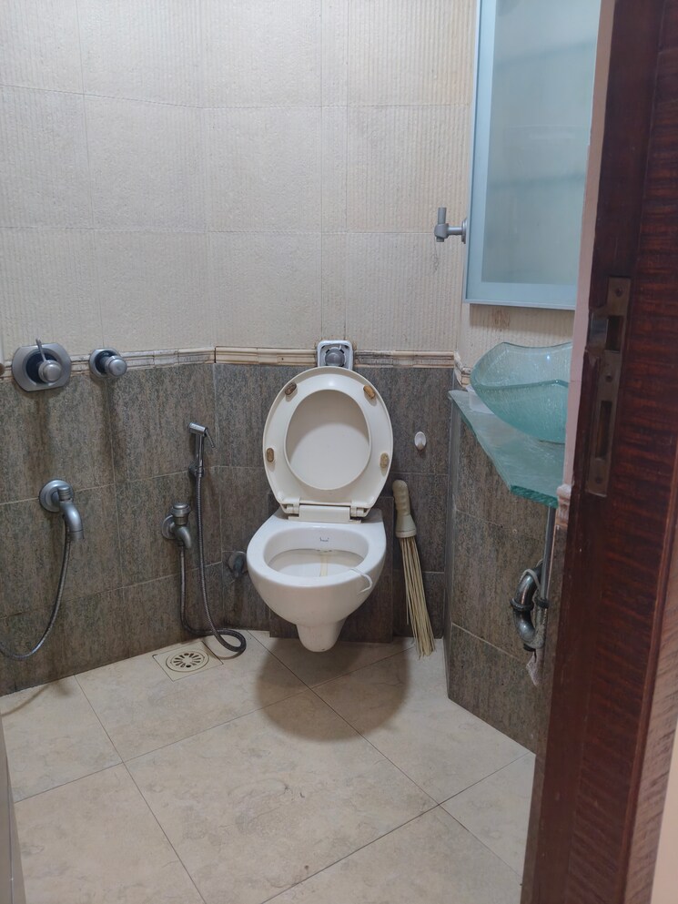 Bathroom, silver-sand-chs 2 Bedroom 950 Sq.Ft. Apartment In Andheri West Mumbai 8909131