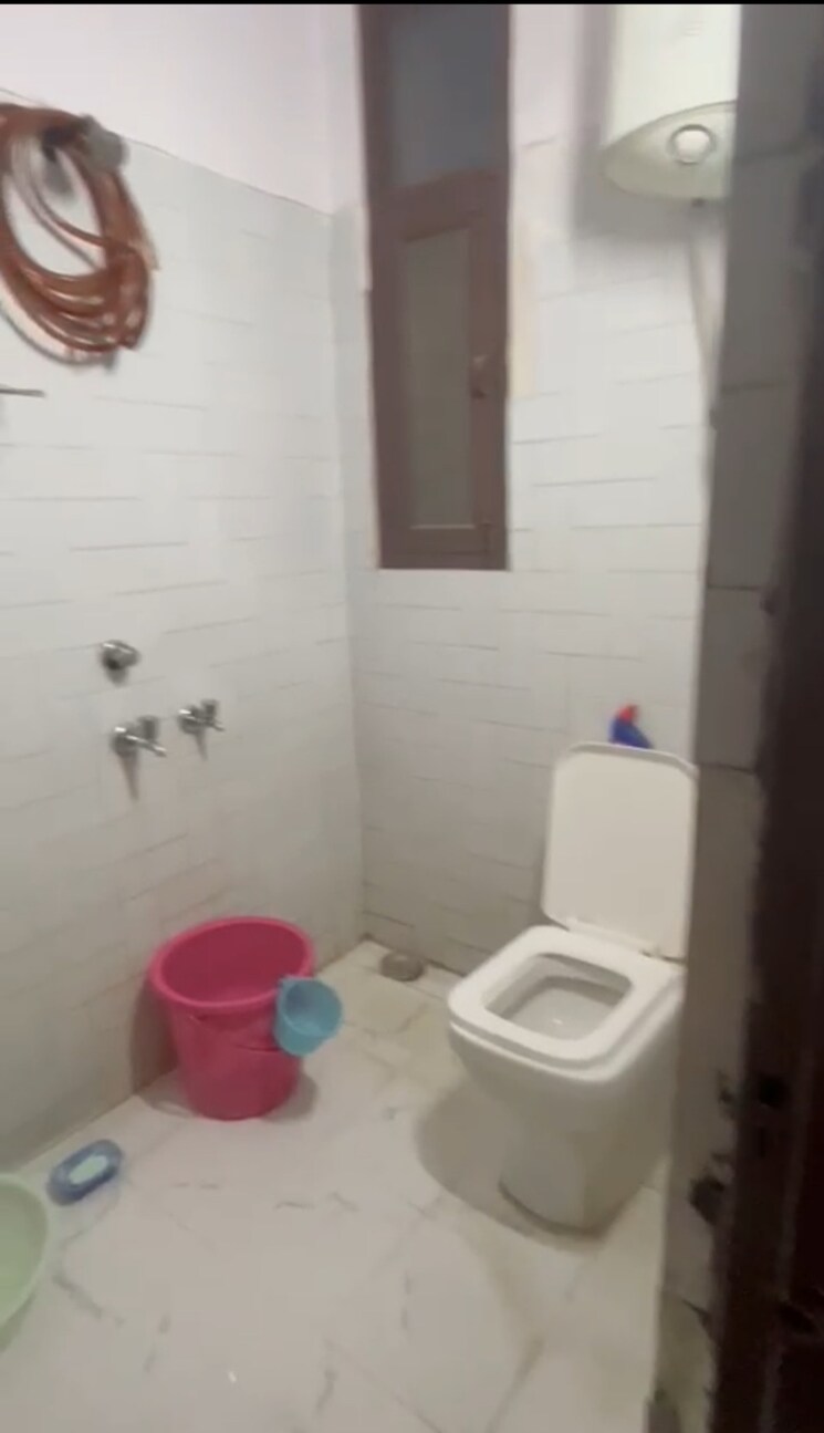 Bathroom, uma-cooperative-society 2.5 Bedroom 850 Sq.Ft. Apartment In Mayur Vihar 1 Delhi 8909196