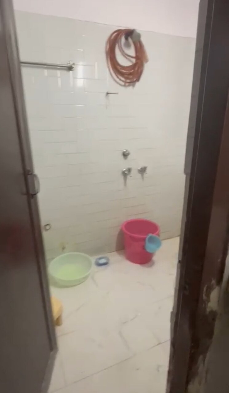 Bathroom, uma-cooperative-society 2.5 Bedroom 850 Sq.Ft. Apartment In Mayur Vihar 1 Delhi 8909196