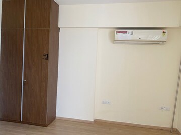Room in 4 BHK Apartment at DLF Regal Gardens, Sector 90 – for Rent