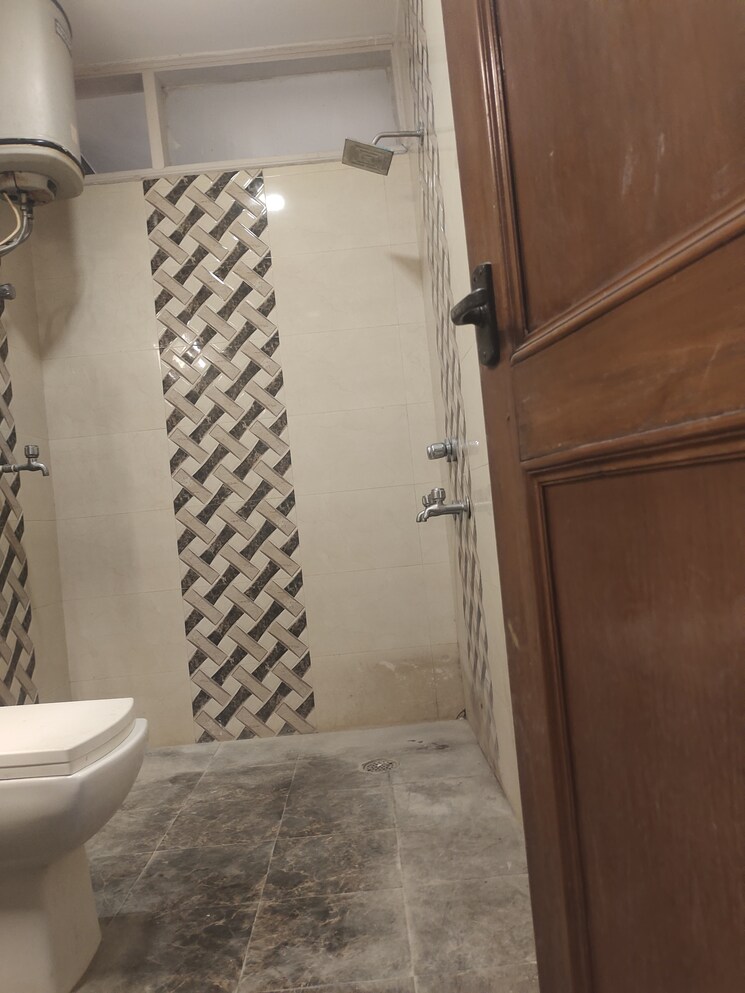 Bathroom, east of kailash 3 Bedroom 1100 Sq.Ft. Builder Floor In East Of Kailash Delhi 8909268