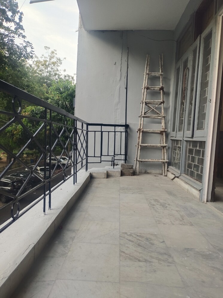 Balcony, east of kailash 3 Bedroom 1100 Sq.Ft. Builder Floor In East Of Kailash Delhi 8909268
