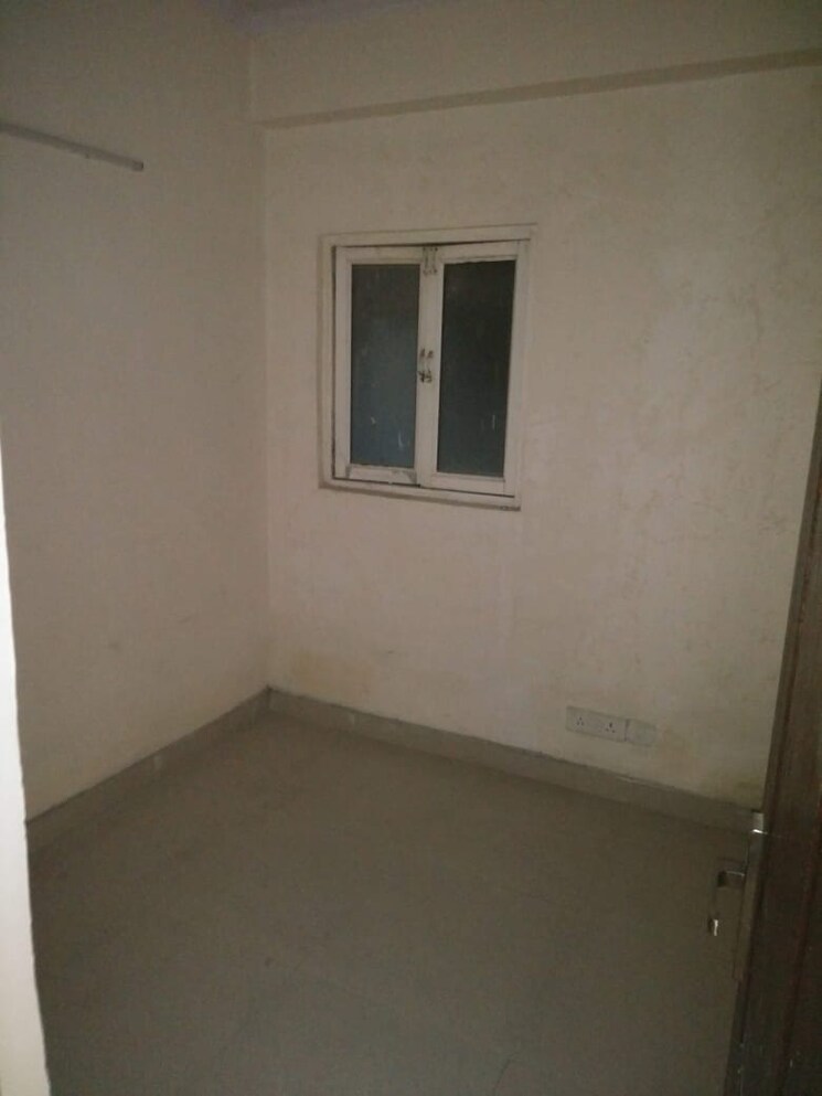 Room, aims-golf-city 2 Bedroom 950 Sq.Ft. Apartment In Sector 75 Noida 8909274