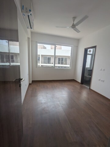 Room in 4 BHK Apartment at DLF Garden City Independent Floors, Sector 92 – for Rent