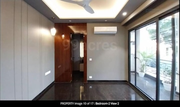 Room in 4 BHK Builder Floor at Dlf Phase ii – for Rent