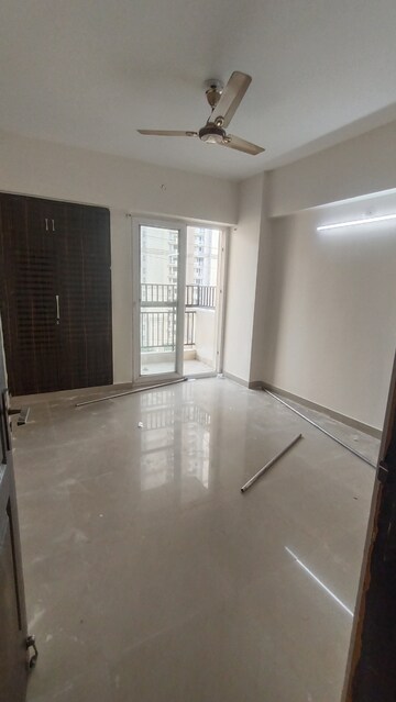 Room in 3 BHK Apartment at Sethi Max Royale, Sector 76 – for Rent