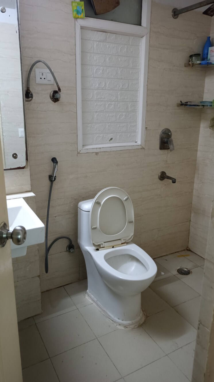 Bathroom, sethi-max-royale 3 Bedroom 1250 Sq.Ft. Apartment In Sector 76 Noida 8909515