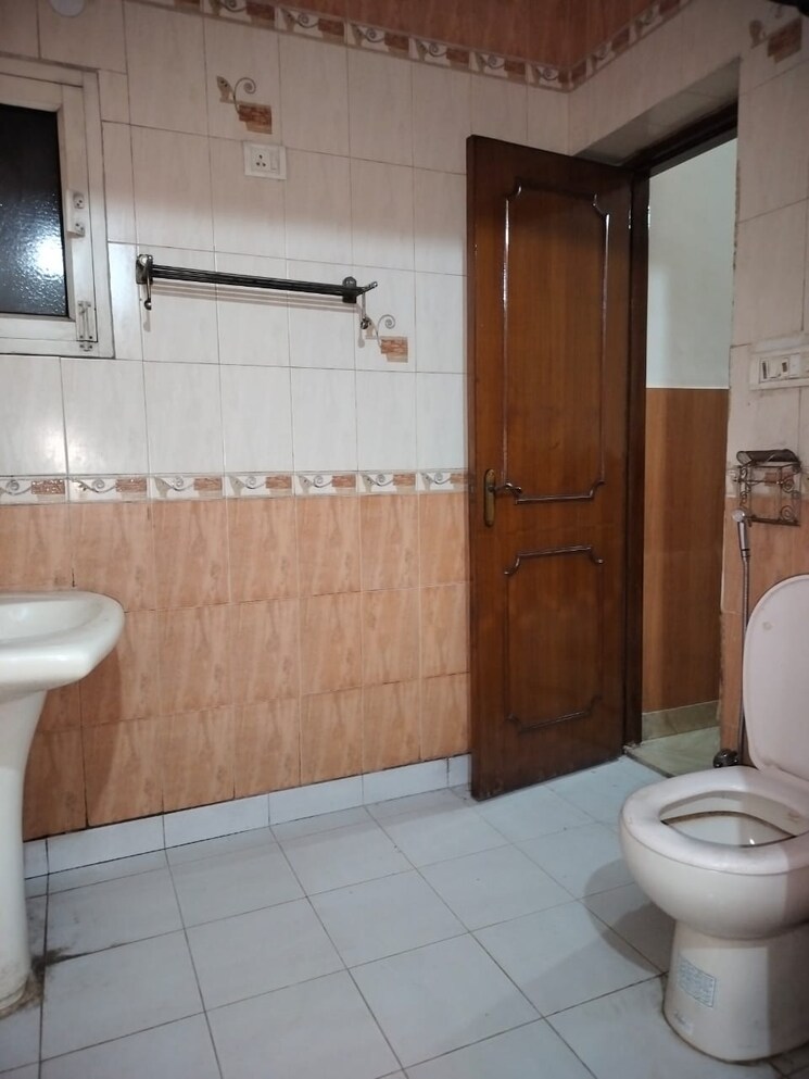 Bathroom, sarita vihar 1 RK 350 Sq.Ft. Apartment In Sarita Vihar Delhi 8909530